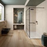 Gresie Poetry Stone Trani Ivory 60x120 cm – ambient baie, baie moderna cu dus, marmura decorativa si parchet, pe perete
