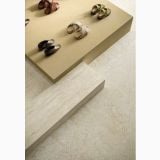 Gresie I Travertini Bianco Cross Cut 60x120 cm – ambient comercial, podium expunere pantofi, pardoseala travertin bej cu banca