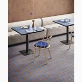 Gresie Terre Garzate Terra 20x20 cm – ambient comercial, pardoseala cu motiv geometric albastru si caramiziu, mese negre