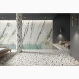 Gresie Calacatta Green Lucios 60x120 cm – ambient piscina, piscina interioara cu pardoseala mozaic si perete marmura verde