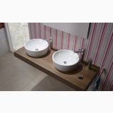 Lavoar Urban Rotund diam. 45cm Fara Preaplin – ambient baie, doua lavoare rotunde pe blat lemn, perete cu dungi