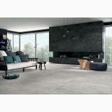 Gresie de exterior Stone Plan Vals Bianca Antislip Mat 40x120x2 cm – ambient living, living modern cu canapea gri si perete negru piatra, pe pardoseala