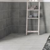 Gresie Cemento White 20x20 cm – ambient baie, baie cu pardoseala gri clara si etajera lemn