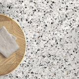 Gresie Piemme Venetian Marble Rainbow 60x60 cm Mat – ambient living, pardoseala terrazzo cu masuta rotunda din lemn