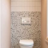 Gresie Piemme Venetian Marble Cloud 60x60 cm Mat – ambient baie, perete terrazzo cu vas wc si buton descarcare