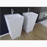 Lavoar Freestanding Vera Besco Finisaj Alb Lucios 42x50x85 cm – ambient baie, doua lavoare freestanding albe pe parchet, langa perete gri, pe pardoseala