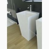 Lavoar Freestanding Vera Besco Finisaj Alb Lucios 42x50x85 cm – ambient baie, lavoar alb freestanding pe pardoseala lemn, perete gri