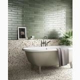 Faianta Frammenti FR 04 Verde Acqua 7.5x40 cm – ambient baie, baie cu cada freestanding, perete verde caramida si pardoseala terrazzo