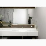 Baterie Lavoar Hansgrohe Vernis Blend 100 Finisaj Crom – ambient baie, baie moderna cu lavoar alb, oglinda mare si perete lemn
