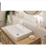 Baterie Lavoar Hansgrohe Vernis Blend 70 Finisaj Crom – ambient baie, lavoar alb cu baterie crom pe blat lemn, pe pardoseala si perete