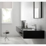 Baterie Lavoar Hansgrohe Vernis Shape 100 Finisaj Crom – ambient baie, baie moderna cu lavoar negru, oglinda si baterie crom, pe pardoseala si perete