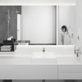 Baterie Lavoar Hansgrohe Vernis Shape 190 Finisaj Crom – ambient baie, baterie lavoar crom pe blat alb minimalist, pe perete