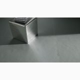 Gresie Argilla Vetiver 60x60x0.6 cm – ambient living, pardoseala gri cu cub metalic si reviste