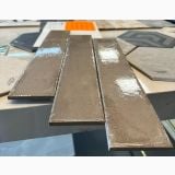 Faianta tip Brick - Progetto PO 11 Visone Brick 7.5x40 cm – trei plachete maro lucioase tip caramida pe masa
