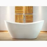 Cada Freestanding VIYA White 160x70 cm – ambient baie, cada freestanding alba pe parchet, perete cu panouri lemn, pe pardoseala