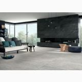 Gresie Stone Plan Vals Bianca 45x90 cm – ambient living, living modern cu canapea neagra si perete negru texturat, pe pardoseala