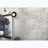 Gresie Stone Plan Vals Bianca 60x120 – ambient living, vedere de sus pat cu perne si pardoseala gri