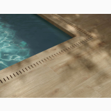Gresie Imitatie Lemn Essence Warm Mat 20x120 cm – ambient piscina, gresie imitatie lemn in jurul piscinei cu grile drenaj, pe pardoseala