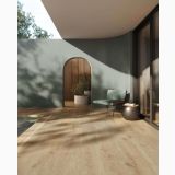Gresie Imitatie Lemn Antislip Essence Warm 30x120X2cm – ambient terasa, terasa exterioara cu fotoliu, arcada lemn si piscina, pe pardoseala