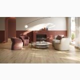 Gresie Imitatie Lemn Antislip Essence Warm 20x120 cm – ambient living, living modern cu fotolii roz si canapea gri, pe pardoseala
