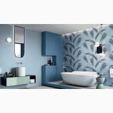 Faianta Abk Whale 60x120 cm – ambient baie, baie albastra cu cada freestanding si tapet penaj, pe perete