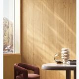 Placa gresie imitatie lemn Decor Delconca Nabi Honey 20x120 cm – ambient living, perete lemn deschis langa fereastra, masa alba scaun visiniu
