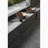 Gresie Origins Dark Antislip 60x120 cm – ambient, pervaz gresie gri antracit cu boluri ceramice, pe pardoseala