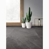Gresie Portelanata iTiles StoneForm Antracite 60x120 cm – ambient living, pardoseala gresie antracit langa fereastra cu cactusi