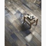 Gresie Sant Agostino Yorkwood Navy 20x120 cm – ambient living, pardoseala aspect lemn cu taburet si flori decorative