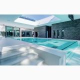 Gresie Concrete Ice 120x120X0.48 cm – ambient piscina, piscina interioara cu pardoseala gri si perete piatra