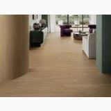 Gresie Imitatie Lemn Essence Select Oro Mat 20x120 cm – ambient living, living modern cu pardoseala lemn, canapea si fotolii mov