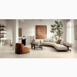 Gresie Portelanata Sensoria HSO 11 Naturale 60x120 cm – ambient living, living modern cu canapea gri si fotoliu terracota, pe pardoseala