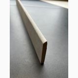 Plinta Gresie Portelanata Pure 7.5x60 cm – plinta gresie izolata pe suprafata gri, capat teșit