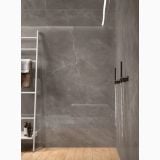 Lastra Gresie Portelanata White Experience Pulpis Mat 160x320 cm – ambient baie, dus cu perete gri marmorat si scara alba prosoape