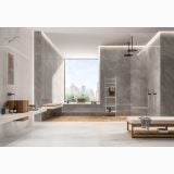 Lastra Gresie Portelanata White Experience Pulpis Mat 160x320 cm – ambient baie, baie moderna cu cada, dus si fereastra spre oras, pe pardoseala si perete