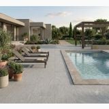 Gresie de exterior Bibulca White Outdoor 90x90 cm – ambient piscina, terasa piscina cu gresie gri, sezlonguri si gradina, pe pardoseala