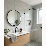 Faianta Frammenti Avalanche Brick 7.5x40 cm – ambient baie, baie moderna cu oglinda rotunda si dus sticla, pe perete