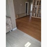 Parchet Stratificat Venifloor Golden Oak Luxury mat 21x 244,5 cm – ambient living, living cu canapea, parchet maro si gresie gri, pe pardoseala