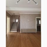 Parchet Stratificat Venifloor Golden Oak Luxury mat 21x 244,5 cm – ambient living, living cu scara lemn si perete decorativ texturat, pe pardoseala