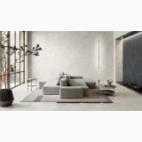 Gresie Limestone White Mat 80x160 cm – ambient living, living minimalist cu canapea gri si semineu, pe pardoseala si perete