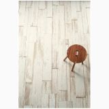 Treapta Blendart White 33x120cm – ambient, pardoseala imitatie lemn alb cu scaunel din lemn