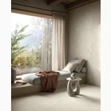 Gresie Exterior Nesting HNS 210 White 80x80x2 cm – ambient dormitor, colt de relaxare cu fereastra spre munte, pe pardoseala