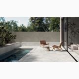 Gresie Limestone White Mat 80x80 cm – ambient terasa, terasa cu piscina, scaune lemn si perete gresie gri, pe pardoseala