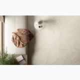Gresie Exterior Nesting HNS 210 White 80x80x2 cm – ambient living, vedere de sus pardoseala gresie langa canapea si masuta