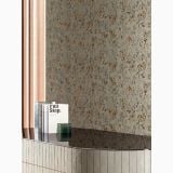 Gresie Deco Studio Wildflowers 60x120 cm – ambient living, perete cu placi florale, blat negru si perdele roz