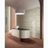 Gresie Deco Studio Wildflowers 60x120 cm – ambient comercial, receptie eleganta cu perete floral, banc oval, candelabru plisat