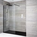 Paravan De Dus Tip Walk-In Finisaj Profil Negru 110x200 cm – ambient baie, cabina de dus cu pereti gresie gri si tavan alb, pe pardoseala si perete