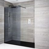 Paravan De Dus Tip Walk-In Fumuriu Finisaj Profil Negru 80x200 cm – ambient baie, baie moderna gresie gri cu dus walk-in negru, pe pardoseala si perete