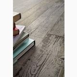 Gresie Blendart Grey 15x120 cm – detaliu, detaliu textura lemn cu carti stivuite pe gresie