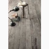 Gresie Blendart Grey Craft 30x120 cm – ambient living, scaun metalic si lampa vintage pe pardoseala lemn